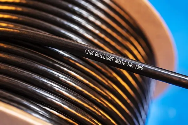 Codificação industrial com tinta pigmentada em cabos e fios