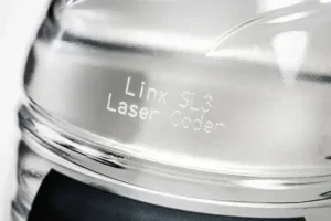 Impressão industrial Laser em garrafas de vidro e plástico