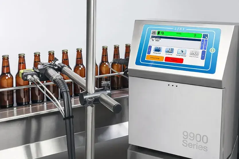 Impressoras industriais Linx 9900, na linha de produção, impressão em vidro